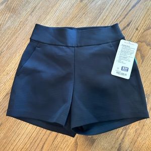 Black lululemon shaped short size 4 NWT